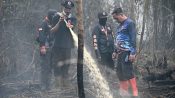 Petugas tim gabungan saat melancarkan operasi pemadaman dan pemantauan kebakaran hutan dan lahan di Palangka Raya.
