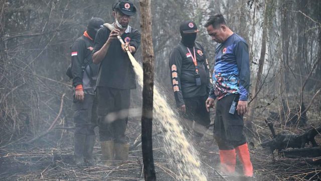 Petugas tim gabungan saat melancarkan operasi pemadaman dan pemantauan kebakaran hutan dan lahan di Palangka Raya.