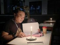 Suasana kafe di Palangka Raya saat terjadi pemadaman listrik bergilir yang mengganggu aktivitas usaha UMKM.