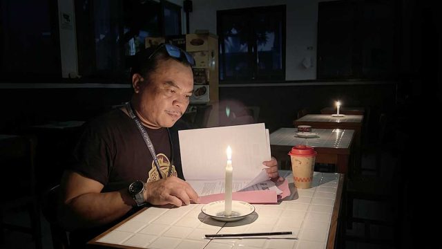 Suasana kafe di Palangka Raya saat terjadi pemadaman listrik bergilir yang mengganggu aktivitas usaha UMKM.