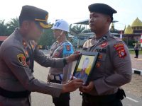 Suasana upacara PTDH personel Polri di halaman Mapolres Katingan yang dipimpin oleh Wakapolres Katingan.