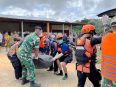 Tim SAR Gabungan mengevakuasi Aiptu Sumaryanto di kawasan Rantau Asem.