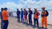 Tim SAR gabungan menggunakan perahu karet menyisir perairan Muara Sampit untuk mencari ABK TB Kapuas Bahari V yang hilang.