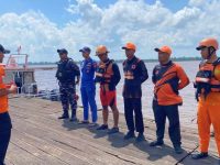 Tim SAR gabungan menggunakan perahu karet menyisir perairan Muara Sampit untuk mencari ABK TB Kapuas Bahari V yang hilang.