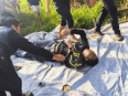 Jenazah Aipda Yudhi Perdana Putra, anggota Polres Katingan yang gugur dalam operasi penggerebekan narkoba di Desa Tumbang Kalemei, saat dievakuasi menuju rumah sakit terdekat.
