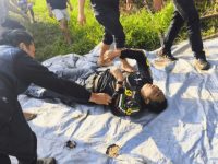 Jenazah Aipda Yudhi Perdana Putra, anggota Polres Katingan yang gugur dalam operasi penggerebekan narkoba di Desa Tumbang Kalemei, saat dievakuasi menuju rumah sakit terdekat.