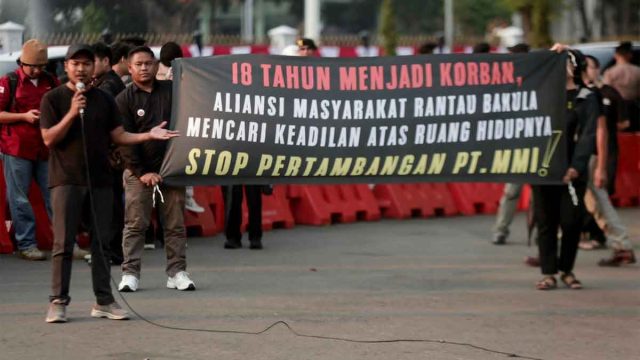 Warga Rantau Bakula menyampaikan pengaduan dampak tambang di Jakarta