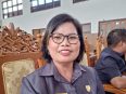 Anggota DPRD Gunung Mas, Lelie, memberi pernyataan di kantor DPRD Gunung Mas