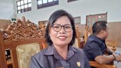 Anggota DPRD Gunung Mas, Lelie, memberi pernyataan di kantor DPRD Gunung Mas