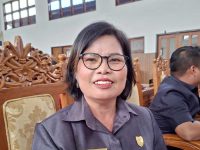 Anggota DPRD Gunung Mas, Lelie, memberi pernyataan di kantor DPRD Gunung Mas