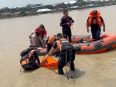 Petugas mengevakuasi jenazah korban tenggelam di Sungai Kahayan