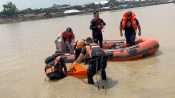 Petugas mengevakuasi jenazah korban tenggelam di Sungai Kahayan