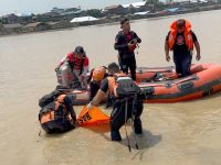 Petugas mengevakuasi jenazah korban tenggelam di Sungai Kahayan