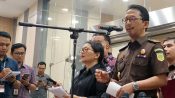 Nurcahyo Jungkung Madyo memberikan keterangan mengenai perkembangan perkara yang ditangani Kejaksaan Tinggi Kalimantan Tengah.
