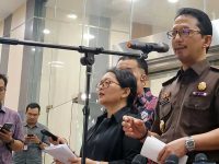 Nurcahyo Jungkung Madyo memberikan keterangan mengenai perkembangan perkara yang ditangani Kejaksaan Tinggi Kalimantan Tengah.