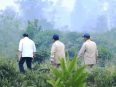 Prasetyo Hadi mendampingi Prabowo Subianto meninjau penanganan karhutla di Kubu Raya
