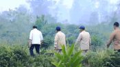 Prasetyo Hadi mendampingi Prabowo Subianto meninjau penanganan karhutla di Kubu Raya