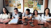 Tiga dosen Universitas Palangka Raya bersama tim kuasa hukum saat konferensi pers di Kota Palangka Raya.