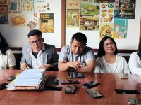Tiga dosen Universitas Palangka Raya bersama tim kuasa hukum saat konferensi pers di Kota Palangka Raya.