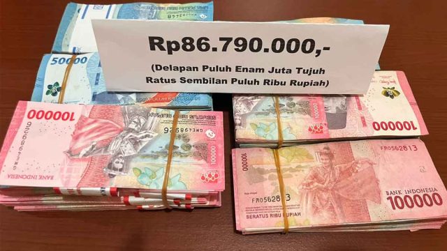 Uang tunai Rp86,79 juta yang disita dalam penyidikan dugaan korupsi bantuan hibah Dinas Perikanan Kabupaten Seruyan.