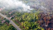 Foto udara kebakaran hutan dan lahan di kawasan yang berbatasan antara Kelurahan Kameloh Baru dan Desa Tumbang Nusa, dengan kepulan asap terlihat di sekitar lokasi.
