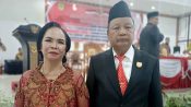 Anggota DPRD Gumas Singong bersama istrinya.