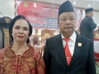 Anggota DPRD Gumas Singong bersama istrinya.