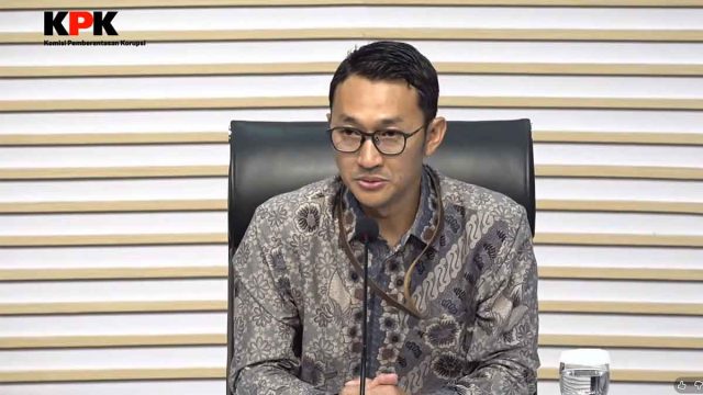 Anggota Tim Juru Bicara KPK Budi Prasetyo menyampaikan perkembangan penanganan perkara di Gedung KPK.