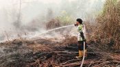 BPK Swakarsa Putra Pahandut memadamkan kebakaran lahan yang mendekati permukiman warga di Jalan Sinar Kahayan, Kereng Bangkirai, Palangka Raya