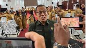 Bahrun Abbas saat diwawancarai wartawan terkait penyesuaian anggaran Kabupaten Seruyan.