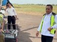 Wakil Ketua I DPRD Seruyan Harsandi melihat helikopter yang terparkir di area terbuka, sebagai bagian dari kesiapan penanganan karhutla di Seruyan.