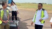 Wakil Ketua I DPRD Seruyan Harsandi melihat helikopter yang terparkir di area terbuka, sebagai bagian dari kesiapan penanganan karhutla di Seruyan.
