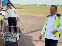 Wakil Ketua I DPRD Seruyan Harsandi melihat helikopter yang terparkir di area terbuka, sebagai bagian dari kesiapan penanganan karhutla di Seruyan.
