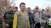 Bupati Seruyan Ahmad Selanorwanda ikut melakukan pemadaman karhutla di Desa Tanjung Rangas.