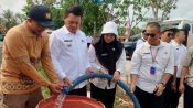 Bupati Seruyan Ahmad Selanorwanda menyalurkan bantuan air bersih kepada warga terdampak kekeringan.