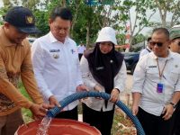 Bupati Seruyan Ahmad Selanorwanda menyalurkan bantuan air bersih kepada warga terdampak kekeringan.