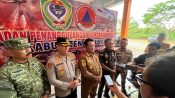 Bupati Seruyan Ahmad Selanorwanda didampingi unsur TNI-Polri dan BPBD memberikan keterangan kepada awak media di depan Kantor BPBD Seruyan.