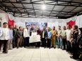 Bupati Seruyan berfoto bersama pihak perusahaan dan koperasi saat penyerahan simbolis dana talangan.