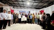 Bupati Seruyan berfoto bersama pihak perusahaan dan koperasi saat penyerahan simbolis dana talangan.