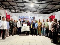 Bupati Seruyan berfoto bersama pihak perusahaan dan koperasi saat penyerahan simbolis dana talangan.