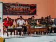 Ketua Tim Penyuluh Karhutla Mabes TNI Brigjen TNI Tornado bersama jajaran terkait saat memimpin kegiatan penyuluhan penanganan karhutla di wilayah Kecamatan Pulau Petak, Kabupaten Kapuas.