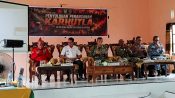 Ketua Tim Penyuluh Karhutla Mabes TNI Brigjen TNI Tornado bersama jajaran terkait saat memimpin kegiatan penyuluhan penanganan karhutla di wilayah Kecamatan Pulau Petak, Kabupaten Kapuas.