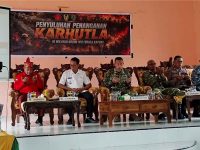 Ketua Tim Penyuluh Karhutla Mabes TNI Brigjen TNI Tornado bersama jajaran terkait saat memimpin kegiatan penyuluhan penanganan karhutla di wilayah Kecamatan Pulau Petak, Kabupaten Kapuas.