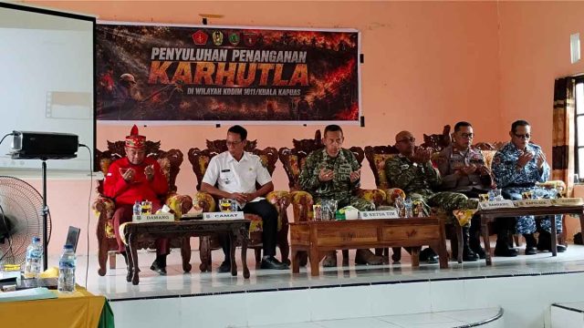Ketua Tim Penyuluh Karhutla Mabes TNI Brigjen TNI Tornado bersama jajaran terkait saat memimpin kegiatan penyuluhan penanganan karhutla di wilayah Kecamatan Pulau Petak, Kabupaten Kapuas.