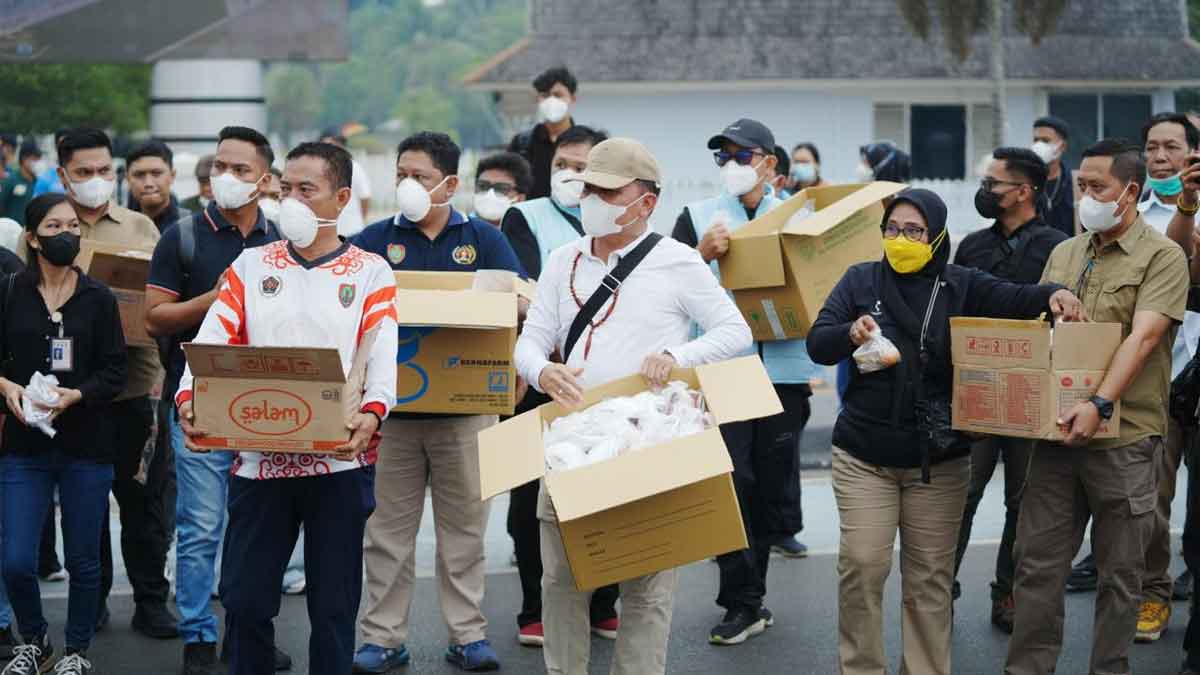 Gubernur Kalimantan Tengah bersama awak media membagikan masker kepada masyarakat di Bundaran Besar Palangka Raya di tengah kabut asap yang semakin pekat.