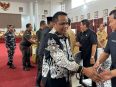 Harsandi bersalaman setelah rapat di DPRD Seruyan