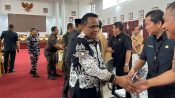 Harsandi bersalaman setelah rapat di DPRD Seruyan