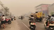 Kabut asap tebal menyelimuti Kota Palangka Raya akibat kebakaran hutan dan lahan gambut yang masif sejak Juli 2026.