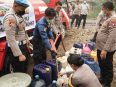Kapolres Barito Selatan AKBP Eko Mardianto bersama Ketua Bhayangkari Cabang Barito Selatan Indri Eko dan anggota Polres menyalurkan bantuan air bersih serta layanan pemeriksaan kesehatan kepada warga Desa Lembeng, Kecamatan Dusun Selatan.