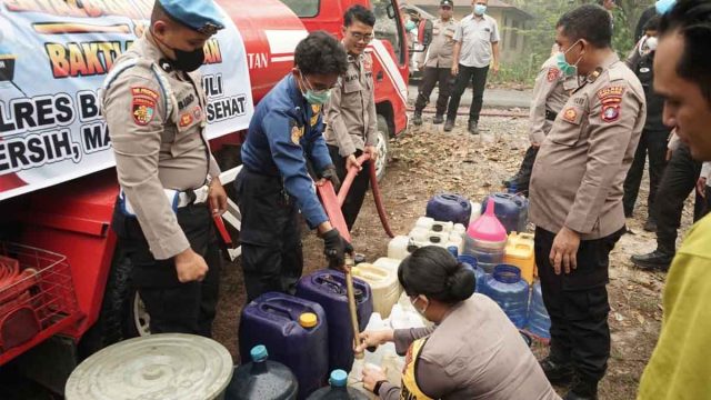 Kapolres Barito Selatan AKBP Eko Mardianto bersama Ketua Bhayangkari Cabang Barito Selatan Indri Eko dan anggota Polres menyalurkan bantuan air bersih serta layanan pemeriksaan kesehatan kepada warga Desa Lembeng, Kecamatan Dusun Selatan.